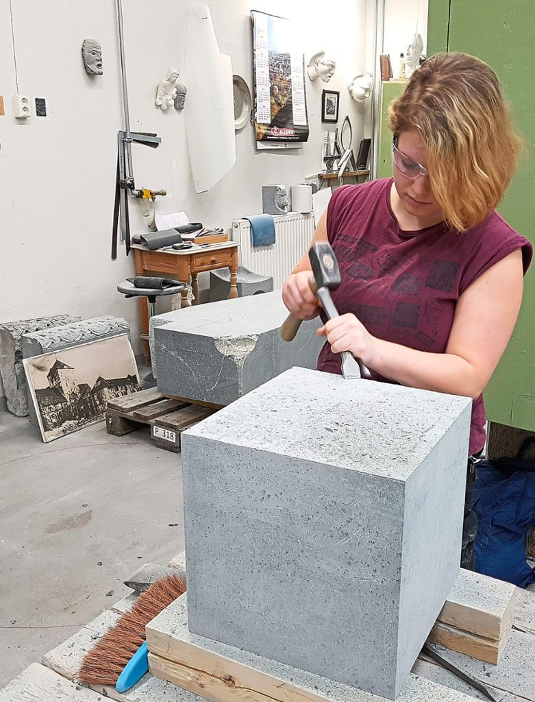 Ilka Wieber arbeitet an ihrem Stein in der Dombauhütte in Trondheim: Das Material in Norwegen ist ein anderes als an ihrer eigentlichen Arbeitsstätte in Freiburg, sagt die 17-Jährige.