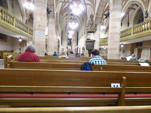Mit Abstand, und nicht alle zusammen: die Sänger der Evangelischen Kantorei  während einer Probe in der Stadtkirche. Foto: Meinert Foto: Schwarzwälder Bote