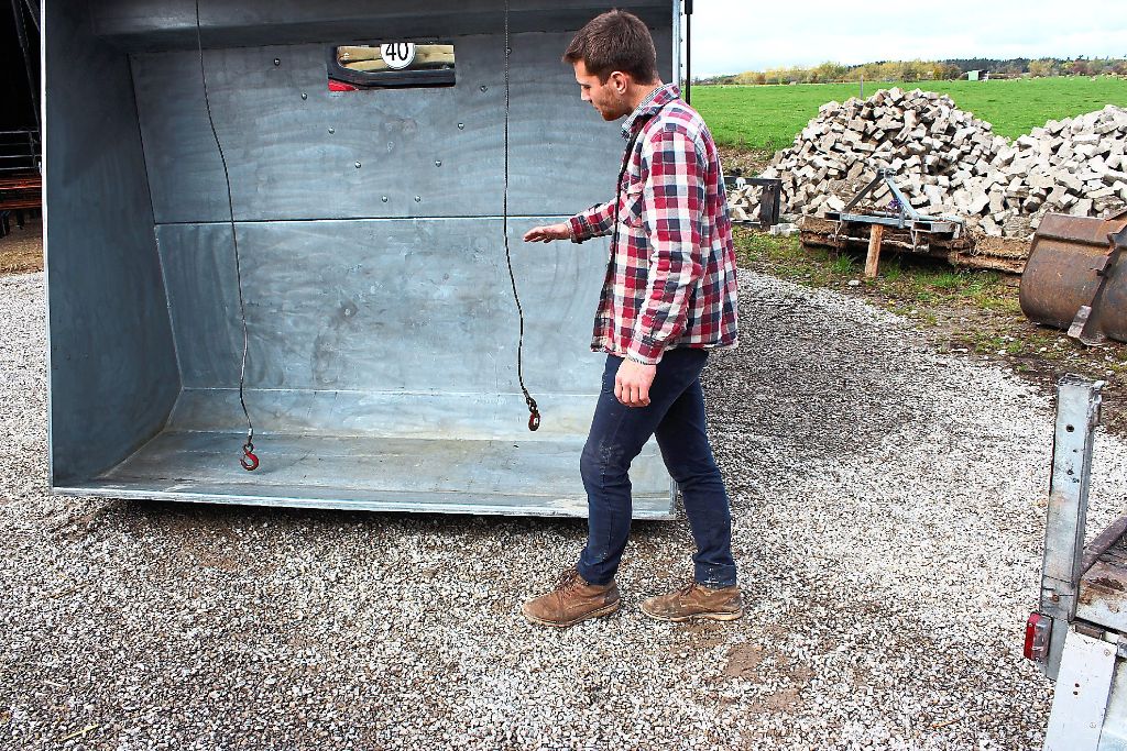 Jep Jepsen schildert die Vorteile der mobilen Schlachtbox auf dem Uria-Hof. Foto: Breisinger Foto: Schwarzwälder-Bote