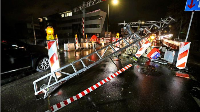 Unfall in Villingen: Sattelzug zertrümmert Höhenbegrenzung und fährt weiter