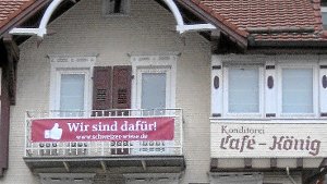 Schweizer Wiese: Banner wirbt für Erlebnisbad