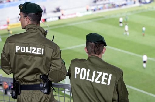 Eigentlich war die Polizei auf der Rückfahrt von einem Fußballeinsatz, musste dann aber einen Klinik-Flüchtling in Villingen stoppen. Foto: dpa