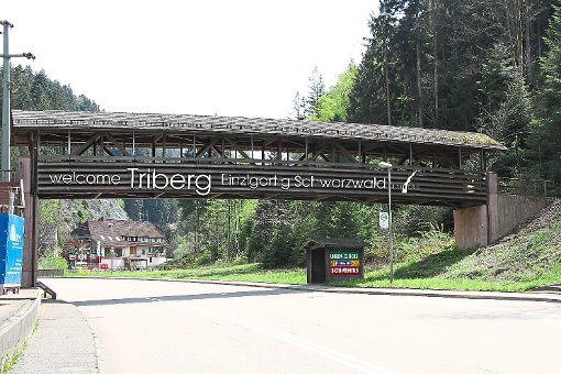 So stellt sich der Triberger Gemeinderat die geplante Willkommensbeschilderung an der Fußgängerbrücke über der B 33 in Gremmelsbach vor.  Foto: Stadtmarketing