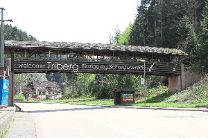 So stellt sich der Triberger Gemeinderat die geplante Willkommensbeschilderung an der Fußgängerbrücke über der B 33 in Gremmelsbach vor.  Foto: Stadtmarketing