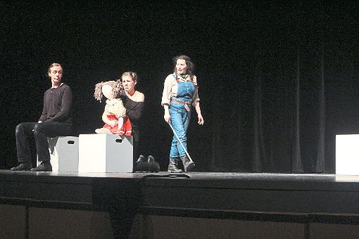 Auf einer puristisch ausgestatteten Bühne agierten die Schauspieler.    Foto: Zährl Foto: Schwarzwälder-Bote