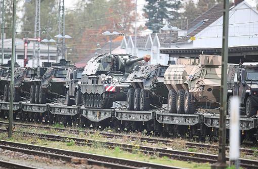 Unter anderem Panzerhaubitzen sind am Güterbahnhof in Villingen zu sehen. Auf der Fahrt dorthin sorgten sie unter anderem am Donnerstag für Aufsehen. Foto: Eich