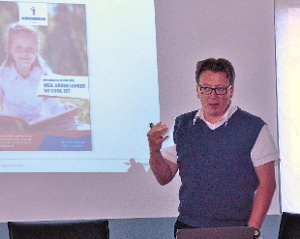 Holger Fetzer präsentiert die Grundlage der Kampagne, die auf Aussagen von Bürgern basiert, die in wenigen Worten beschreiben, weshalb es ihnen in Mönchweiler gefällt.  Foto: Bombardi Foto: Schwarzwälder-Bote