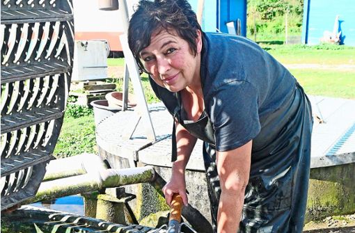 Dagmar Anselm-Schneider aus Altenheim ist Fischwirtschaftsmeisterin – und liebt ihren Beruf, der sich zum Großteil an der frischen Luft abspielt. Foto: Künstle
