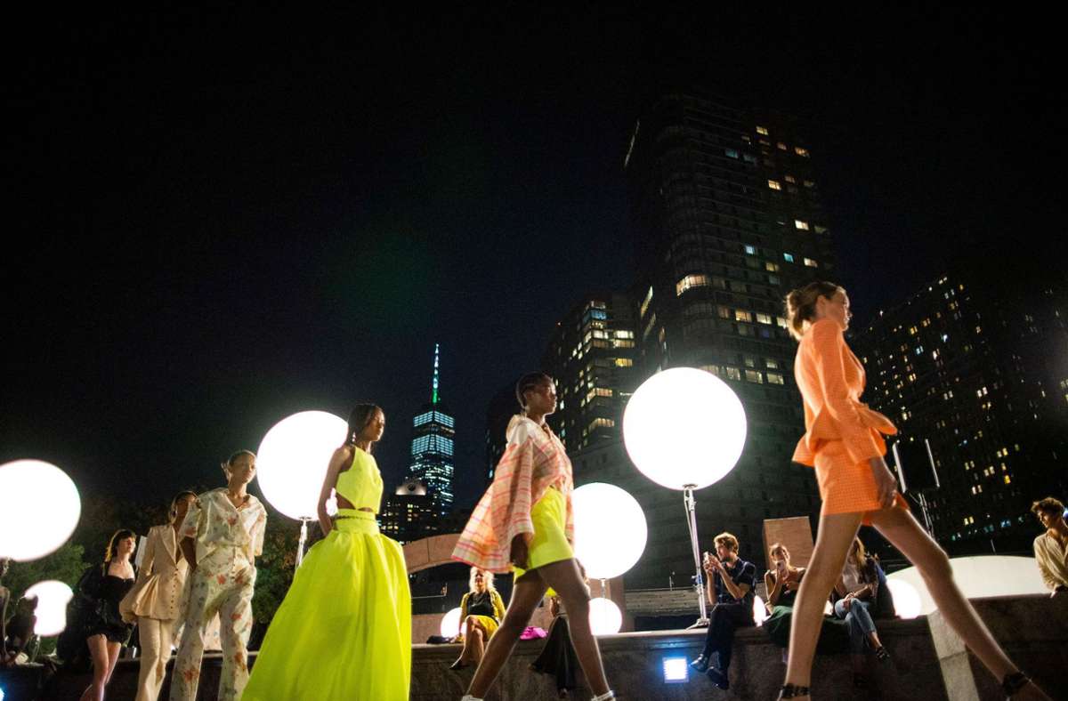 Die New York Fashion Week läuft – mit Laufstegen im Freien. Foto: AFP/EDUARDO MUNOZ ALVAREZ