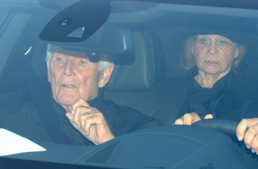 Sichtlich gezeichnet von Trauer und Schmerz: Der Schauspieler Joachim Fuchsberger und seine Frau Gundula fahren am Mittwoch in einer Limousine ... Foto: dpa