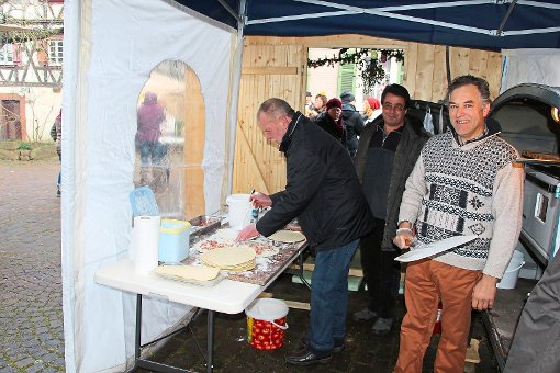 Der Flammkuchenverkauf der Gemeinderäte für einen guten Zweck ist ein Dauerbrenner bei der Burgweihnacht.  Foto: Stocker Foto: Schwarzwälder-Bote