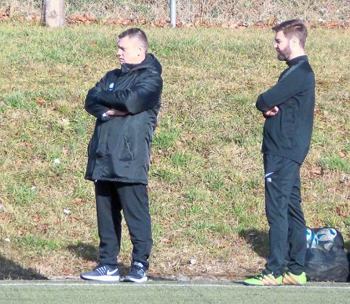 Peter Leopold (links) und Felix Hodrus werden auch über die aktuelle Saison als Trainer des VfB Bösingen von der Seitenlinie die Geschicke des Landesligisten lenken. Foto: Neff