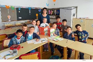 Lehrerin Tatjana     Kurz-Krohmer und    ein Teil ihrer Schüler aus    der Vorbereitungsklasse beim Deutschlernen. Foto: Fritsch Foto: Schwarzwälder-Bote