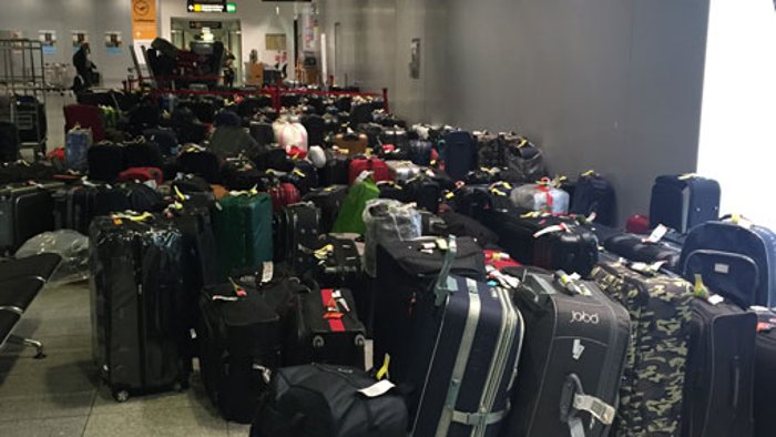 Wem gehören all diese Koffer?
