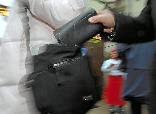 Ein Taschendieb hat am Dienstagmorgen im Netto-Markt in der Gänsäckerstraße in Calw einer Kundin den Geldbeutel gestohlen. Zwei Männer verfolgten den Dieb und konnten den 43-Jährigen nach einer Verfolgungsjagd stellen. (Symbolfoto) Foto: Weigel