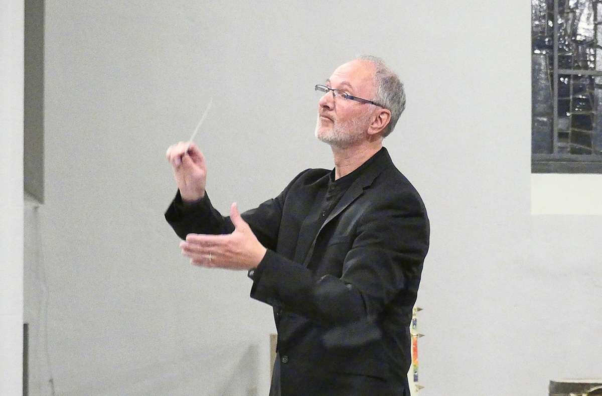 Ideengeber und Dirigent Reinhard Ziegler leitet gekonnt das Kammerorchester St. Georgen. Foto: Kouba