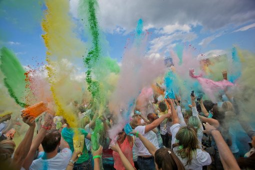 Laut und farbenfroh ging es beim Holi-Gaudy-Festival in Villingen-Schwenningen zu. Zur Bildergalerie Foto: Marc Eich