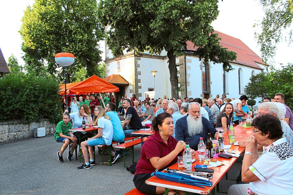 Zahlreiche Besucher haben sich zum Sommerkonzert auf dem Dormettinger Kirchplatz eingefunden.