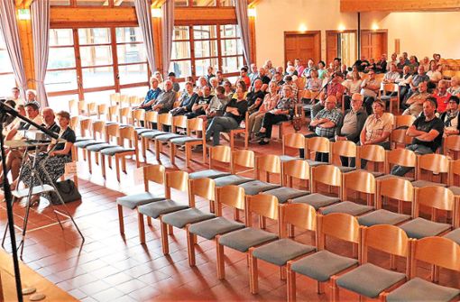Viele Plätze blieben unbesetzt bei der Einwohnerversammlung zur finanziellen Lage der Stadt Alpirsbach. Foto: Hering