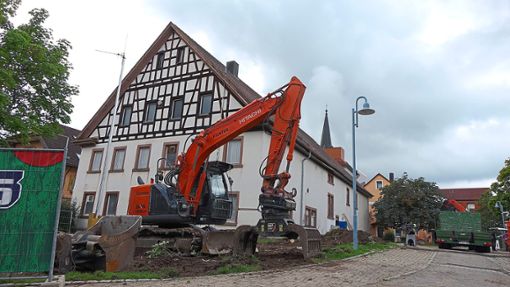 Bagger, Kran und Bauarbeiter zeigen es deutlich; Die Sanierung des Roten Löwen hat begonnen. Foto: Moser