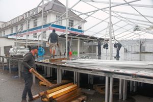 Der Abbau des großen Trigema-Zelts, in dem am Samstag die 100-Jahr-Feier des Unternehmens stattgefunden hat, ist am Montag fortgesetzt worden.   Foto: Rapthel-Kieser