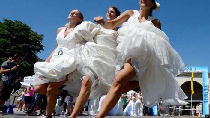 Unverheiratete gewinnt beim Brides Run mit geliehenem Kleid