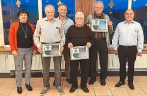 Ausgezeichnet für 60- oder 70-jährige Mitgliedschaft (mit Urkunde von links): Ernst Günther, Friedrich Ziegler und Gerhard Renz Foto: TSV