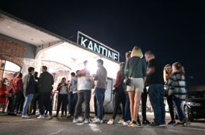 Dutzende Menschen warten vor dem Club Kantine, um nach einem Corona-Test in den Club zu dürfen Foto: dpa/Felix Kästle