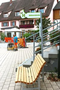 Eines der Mitfahrbänkle steht vor dem Rangendinger Gasthaus Rössle.  Foto: Frank Foto: Schwarzwälder Bote