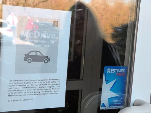 Wer essen will, muss im Wagen sitzen bleiben: Das McDonald’s-Restaurant Freudenstadt ist geschlossen, nur der Autoschalter bleibt geöffnet. Die Mitarbeiter  der Kette können jetzt auch vorübergehend zu Aldi wechseln, wo Helfer gebraucht werden Foto: Rath