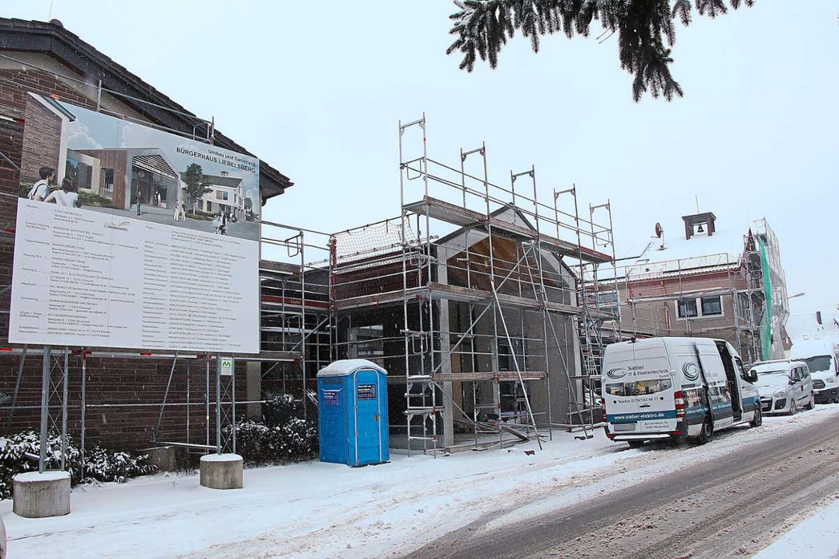 Der Mittelbau ist wieder errichtet: Das Bürgerhaus in Liebelsberg nimmt immer mehr Gestalt an – auch innen. Foto: Buck