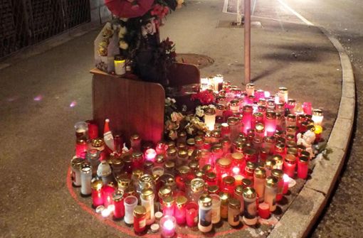 Kerzen und Grablichter erinnern nach der Tat an die beiden Opfer. Foto: Kistner