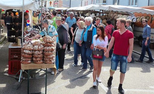 Der Pfingstmarkt in Alpirsbach stieß wieder auf große Resonanz.   Foto: Hering