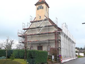 Das Gerüst steht, die Sanierungsarbeiten für die Monakamer Kirche können beginnen.Foto: Eitel Foto: Schwarzwälder Bote
