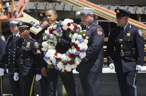 Am Ground Zero legte Barack Obama am Donnerstag einen Kranz nieder. Foto: AP