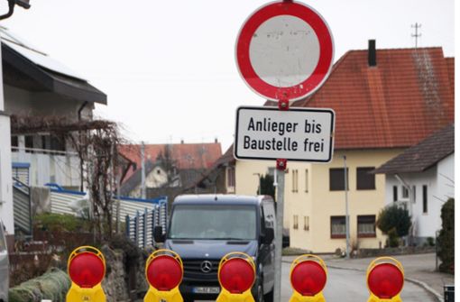 In Trillfingen stehen schon die Schilder zur Absperrung der Osterstraße, damit dort das Backbone-Netz ausgebaut werden kann. Foto: Thomas Kost