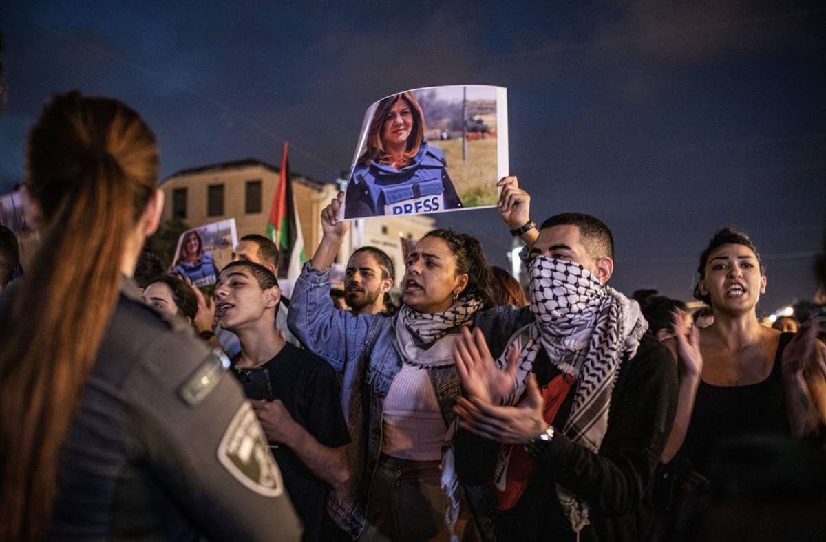 Am Donnerstag gab es in Ramallah  eine Zeremonie für die getötete Reporterin. Foto: dpa/Ilia Yefimovich