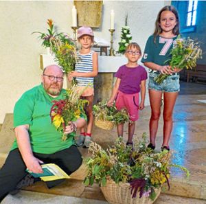Pfarrer Josef Gerz freut sich, dass auch  Kinder mit  Kräuterbüscheln zur Weihe  kommen.  Foto: Bieger Foto: Schwarzwälder Bote