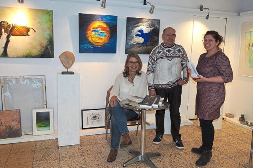 Galerist Horst Breuninger mit der Autorin Gabi Kreher (links) und Märchenerzählerin Michaela Rauch.Foto: Vögele Foto: Schwarzwälder Bote