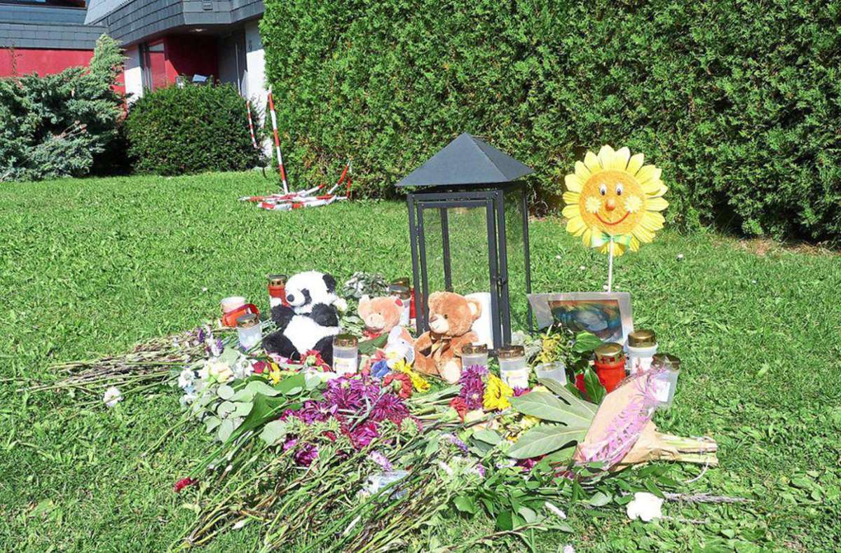 Blumen, Kerzen und ein Stofftier erinnerten nach dem Familiendrama von Villingendorf 2017 an die Bluttat.