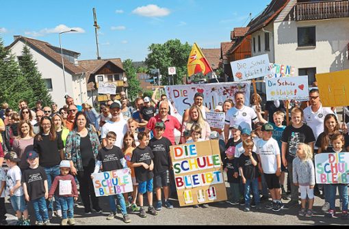 Rund 120 Weilerbacher – Eltern, Kinder, Großeltern und engagierte Bürger – nehmen an der erneuten Demonstration unter dem Hashtag Die Schule bleibt teil. Foto: Heinig