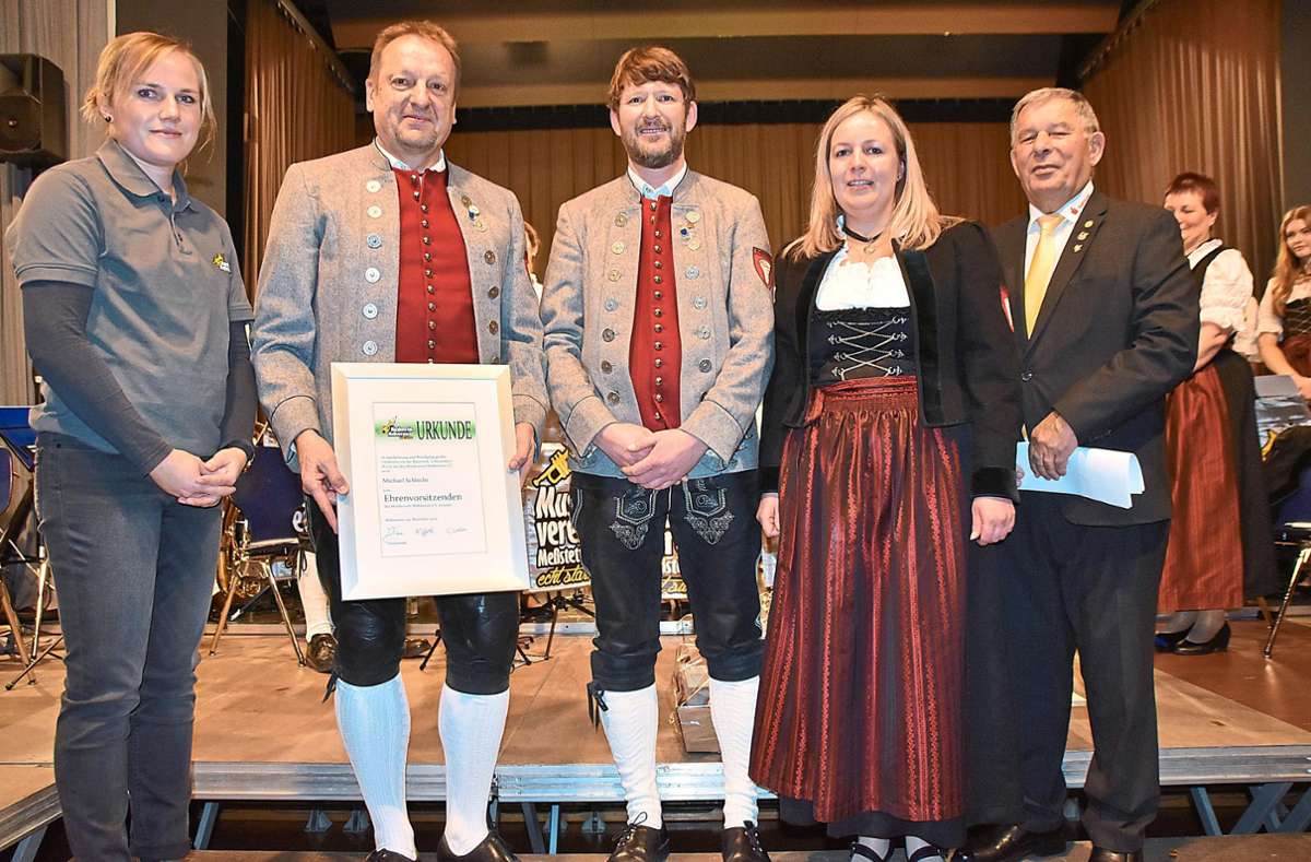 Michael Schlecht (zweiter von Links) wurde zum Ehrenvorsitzender des Musikvereins Meßstetten ernannt. Er ist seit 50 Jahren als Musiker engagiert. Foto: Lissy