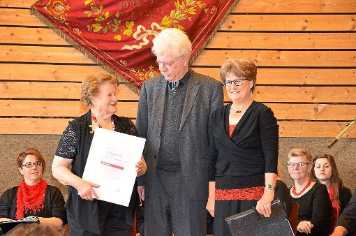 Dieter Kleinmann übergibt  Ingetraud Günther Urkunde und Ehrennadel für ihr engagiertes Singen. Foto: Wagner Foto: Schwarzwälder-Bote