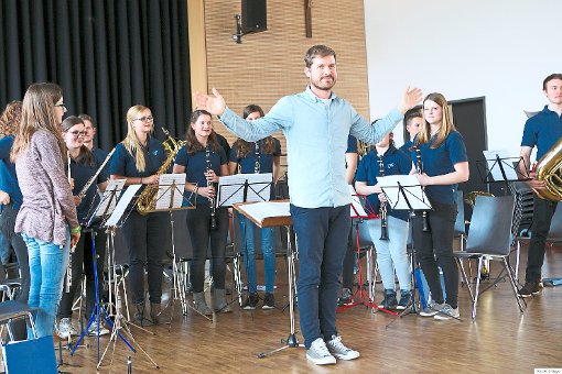 Roman Schilli dirigierte die Oberwolfacher Nachwuchsmusiker, die mit ihrem Konzert das Publikum überzeugten. Foto: Bayer Foto: Schwarzwälder-Bote