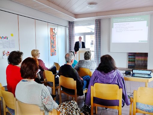 Michael Klink ging in seinem Vortrag auf die  Neuerungen in der Pflegeversicherung ein. Foto: Nägele Foto: Schwarzwälder-Bote