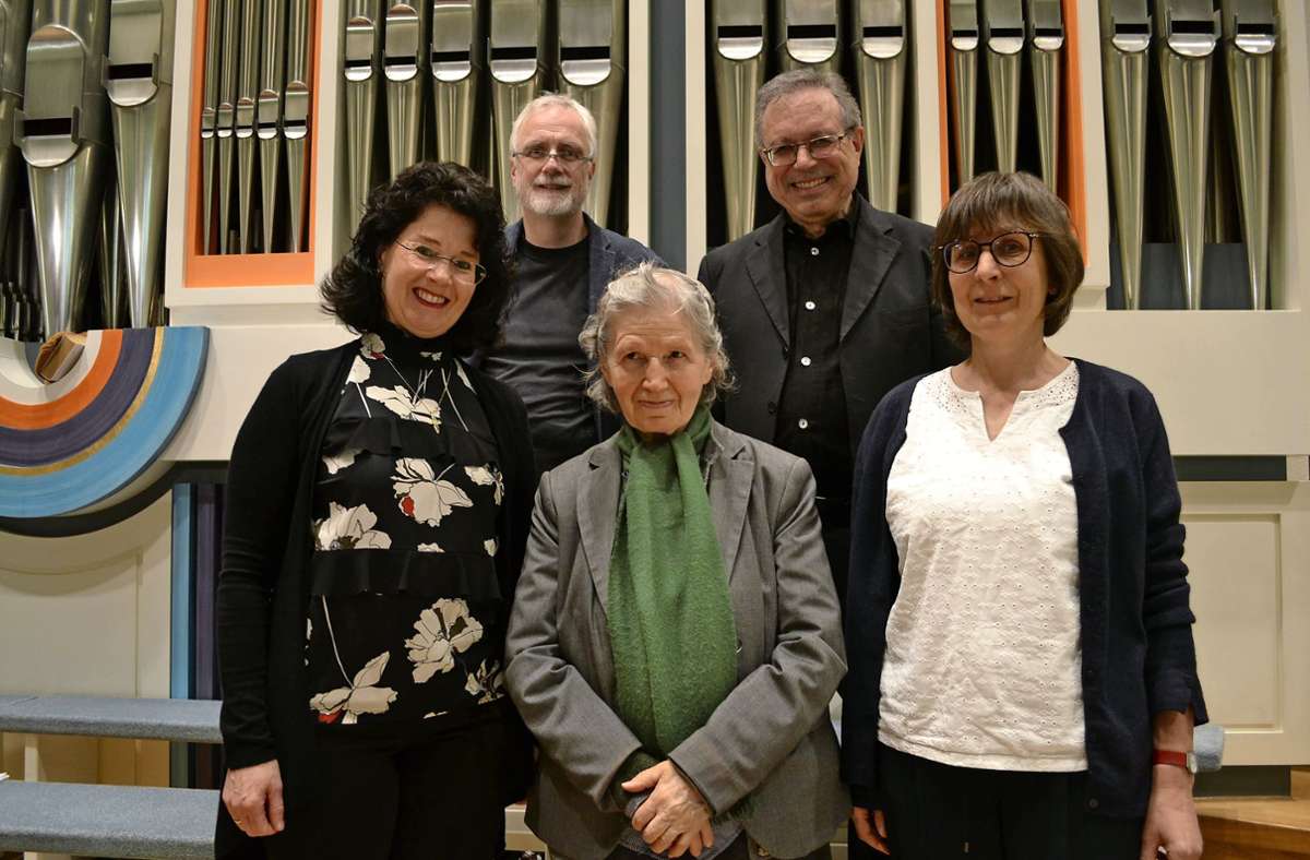 Die vier Organisten und die Sopranistin boten ein beeindruckendes Konzert: Claudia Echle, Maria Prskalo, Gabriele Fellermann (von links, vordere Reihe) sowie  Peter Rahm und Karl Echle (von links, hintere Reihe). Foto: Silvia Lorek
