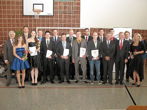 Die Preisträger des Technischen Gymnasiums mit Ehrengästen. und Schulleiter Peter Stumpp (links) Foto: Hirsch Foto: Schwarzwälder-Bote