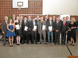 Die Preisträger des Technischen Gymnasiums mit Ehrengästen. und Schulleiter Peter Stumpp (links) Foto: Hirsch Foto: Schwarzwälder-Bote