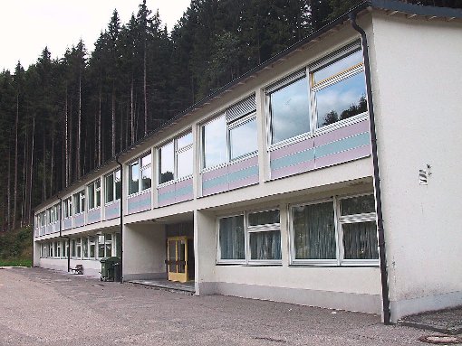 Die Verwaltung bietet dieses Schulgebäude in diversen Internetportalen zum Verkauf an.  Foto: Archiv Foto: Schwarzwälder-Bote