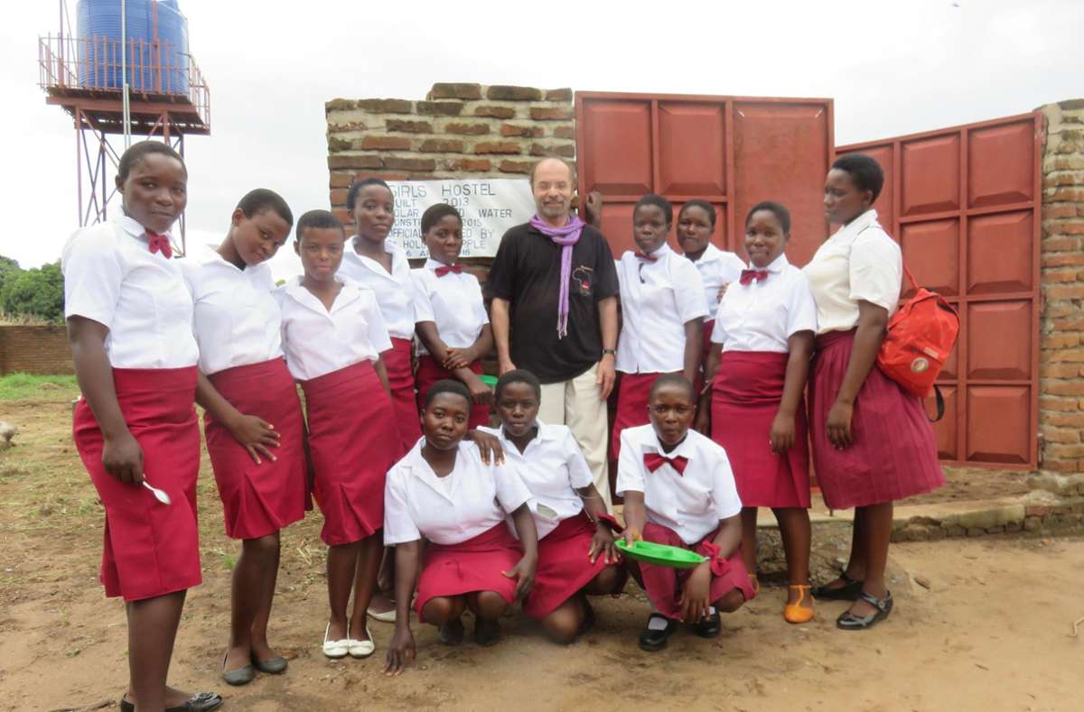 Holger Keppel, Vorsitzender der Malawi Freunde Rottenburg, besucht das vom Verein unterstützte Girls Hostel in Chilumba.